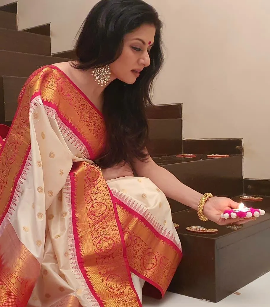 Brood Beige Soft Banarasi Silk Saree With Ravishing Blouse Piece
